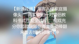  白毛女友穿白丝，爱在镜头前比耶