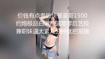 大胸美少妇和客户在小屋啪啪,旁边有人担心被听见强忍呻吟