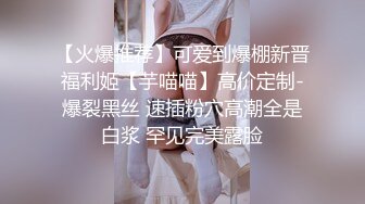 顶级短发意大利美女在威尼斯河畔小船上自娱自乐