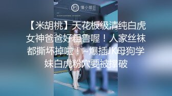   巨乳妹子在化妆被男友捏奶子撩起裙子就要后入 两个大奶子晃动骑乘套弄