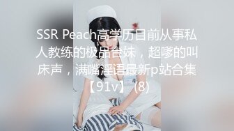 穿着睡衣躺在床上玩弄自己粉嫩的无毛穴