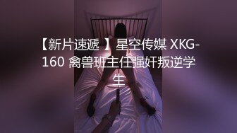   哥只是一个传说520酒店约丰满女王调教，趴在地上埋头舔逼，带着情趣手铐操逼