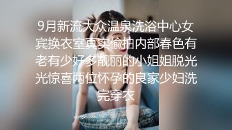 风骚小娘子大哥在摘菜准备做饭不断玩逼漏奶勾引，家中老妈妈出门间隙门一关就在地板上开搞，露脸口交多体位抽插口爆