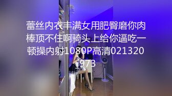 贵在真实，单间淋浴室隔板缝偸拍小情侣鸳鸯浴舔B抠B啪啪，很刺激 (2)