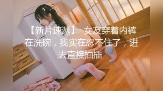   两个18岁的极品可爱小萝莉女同，脱光光互相舔对方粉逼，大叔出场 忍不住要参与