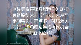 没开鲍的巨乳少妇翘起屁股跪在床上，摆了一个后入的姿势好诱人，小骚货真会选内裤，衬托地非常唯美！