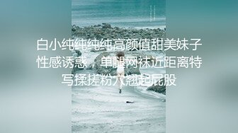 内裤一脱掰开小穴就开始摩擦自己的小阴蒂