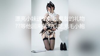 【新片速遞 】 大奶眼镜美眉 和男友弄的小情调在浴缸吃鸡啪啪 表情很舒坦 口爆吃精 