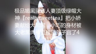 漂亮美眉打乳钉