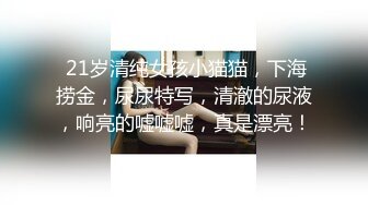   小哥已经迫不及待又舔逼还吃奶亲小嘴，按着头疯狂草嘴，让女友拿着鸡巴往里塞