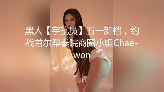 网聊良家人妻，约过来操逼，白色西装御姐，舌吻掏出奶子吸吮，扶着大屁股后入1