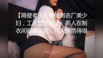 男人的天堂！美女在水上乐园玩滑梯时衣服被水流掀翻露出大奶 围观的男人们都满意的笑了