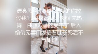 抄底漂亮少妇 和闺蜜一块逛街 看着特别干净的蓝白内内