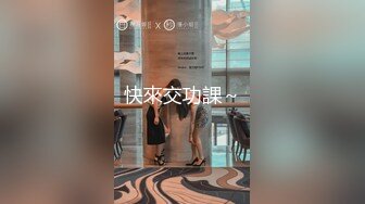  小护士装扮颜值女神下海白色网袜展示美腿，浴室洗澡湿身诱惑，腰细两个大奶子诱人