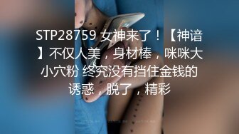   小骚逼露脸洗干净了伺候小哥哥诱惑狼友，舔鸡巴的样子好骚吸蛋蛋，深喉抽插