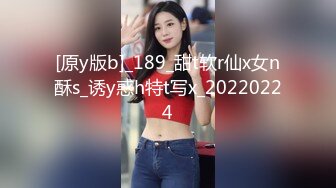 【新片速遞】  游乐场女厕全景偷拍 身材丰满的小妞肥美的嫩鲍