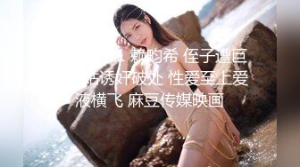 极品修身黑衣白色短裙女神 这柔柔良家风情引的人欲望