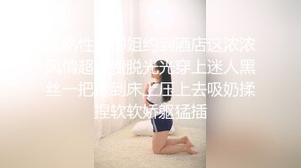 妹子翘着逼逼就这么被大鸡巴怼进去