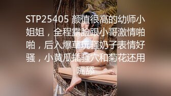 两个小骚逼快被大哥们玩坏了，床上的淫乱男女，揉奶玩逼道具抽插，口交大鸡巴让大哥舔逼，淫声荡语激情上位