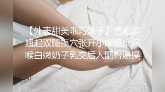 震惊！！骚妈妈当着儿子面直播还舔小儿子的小鸡巴，乱伦淫妇