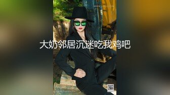 晚客厅操嫩妹妹，半脱下裤子，小穴已经很湿，慢慢插入好多水，白嫩美臀自己动，操起来好爽