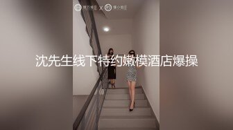 骚骚红唇少妇大白天驾车户外车震，里面穿着情趣装开档黑丝，特写口交深喉舔屌，性感大屁股坐上来整根插入猛操