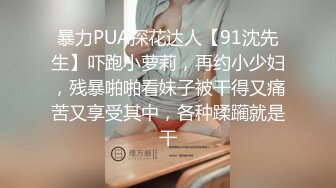 厕拍达人潜入国内某商场女士卫生间缝中连续TP多位妹子上厕所拍脸再拍下面美女方便完不走翻看自己的自拍