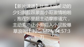  夫妻日常做爱 美娇妻边玩手机边吃屌内裤不脱扒个缝就插