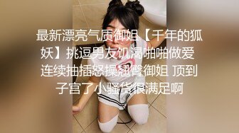 短发小少妇酒店勾搭，走廊有摄像头小伙也要摸摸胸，回房发现已经水流成河，无套插入射肚子上