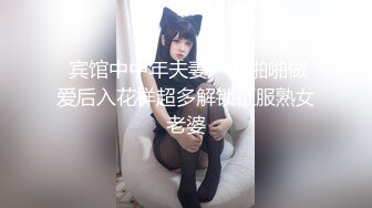 妹子在出租车上要小哥放音乐脱衣服发骚