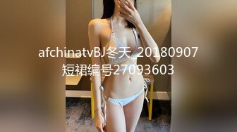 闯入小剧场女厕 偷拍尿的很急的牛仔裤美女