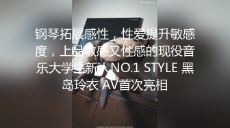 《稀缺劲爆资源》真实记录农村县城草台班子大尺度表演台上数位少女少妇卖力脱衣表演一字马下腰拔阴毛与台下互动非常疯狂