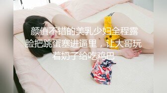 青岛少妇下班后在她家楼下，老公在家带孩子