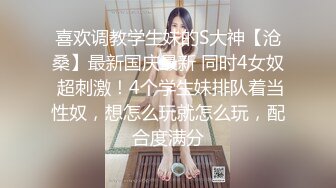  小骚逼露脸洗干净了伺候小哥哥诱惑狼友，舔鸡巴的样子好骚吸蛋蛋，深喉抽插