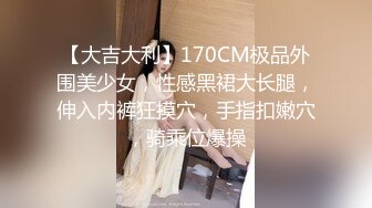 【新片速遞】 两夫妻加单男在家5P 骚穴抠的淫水狂喷 相互交配多人运动其乐融融 精液射满逼口