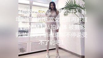   吸烟的风骚小女人露脸跟小哥激情啪啪，胸的发财很迷人，让小哥舔逼交大鸡巴