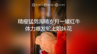 商场女厕偷拍女店员嘘嘘,尿完拍B不知道发给谁