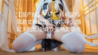 浴缸里搓泡泡小巧玉手握住两只玉物，精心呵护保养，给乳头来回按摩，婴儿般粉透的两只白兔