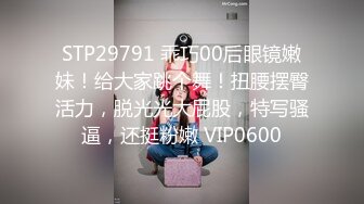  骚熟女带着小姑娘玩群P，小骚逼看着好几个大鸡巴有点怕怕啊，交大鸡巴各种体位爆草抽插