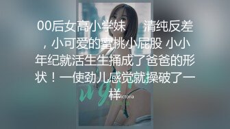 【开车别玩手机】约两骚熟女双飞，吃药加持激情爆操