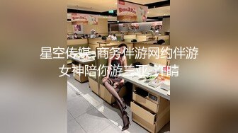 性感肥臀往小穴里塞跳蛋玩具