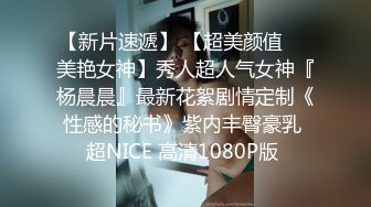 極品綠帽男邀請單男到家裏來3P自己老婆，前後夾擊，騷母狗爽的欲仙欲死