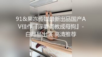 小姨子来我家躺在沙发上戴着耳机听着歌睡着了，悄悄拉开她吊带,看看她的大咪咪和粉鲍鱼