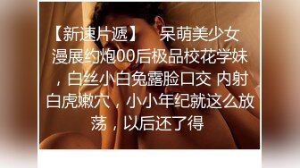 勾搭在厨房忙碌的嫂子啪啪，卧室直接强硬扒光，揉奶玩逼大鸡巴插进去瞬间就臣服了，多体位蹂躏爆草直接内射