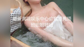 陌陌泡的寂寞美少妇，让我发几部AV给她，这小骚货看完AV下面流淫水，太痒受不了，狂插自慰，发来给我看，看那呻吟模样真爽！