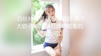 极品淫乱骚婊 4P堪比AV 两手各握肉棒一个舔B (2)