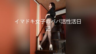 OF大眼萌妹「Yui Peachpie」情趣灰丝托着一对迷人美乳，脖颈戴着狗链全自动骑乘到喷水也不停，双穴中出真是大饱眼福！