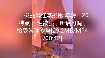 小心翼翼溜进女厕所拍一位办公室的OL美女，谁知遇上了风趣的美女，将设备探进去，美女不慌还说：你还看你还看~