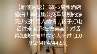  户外裸奔女神露脸跟小哥燃情户外啪啪，听狼友指挥脱光交大鸡巴舔蛋蛋，内射骚穴嘴舔干净