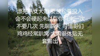  中年大叔忽悠美女顾客做特殊服务，全身按摩撩骚忽悠顾客揉奶玩逼，按摩床上爆草抽插